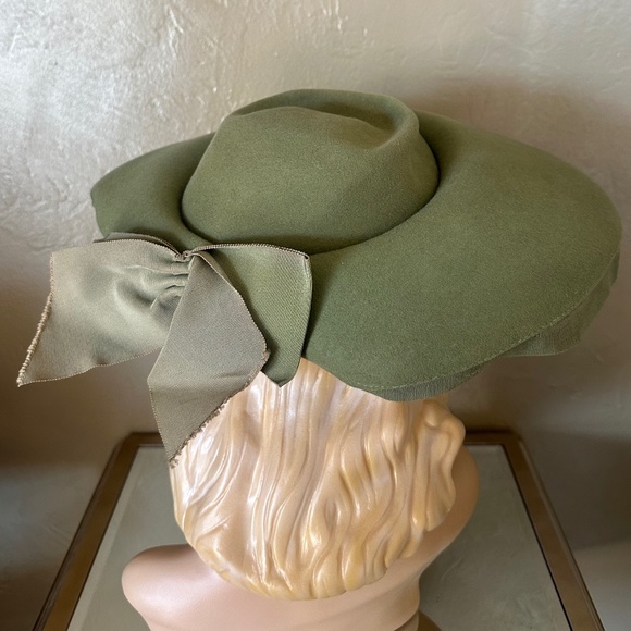DELIGHTFUL 1940s\' SAGE GREEN FELT WIDE BRIM HAT WITH GROSGRAIN EDGING + BOW main image 16